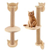 Árbol para gatos de madera de varias capas con postes y un rascador, con un gatito atigrado.