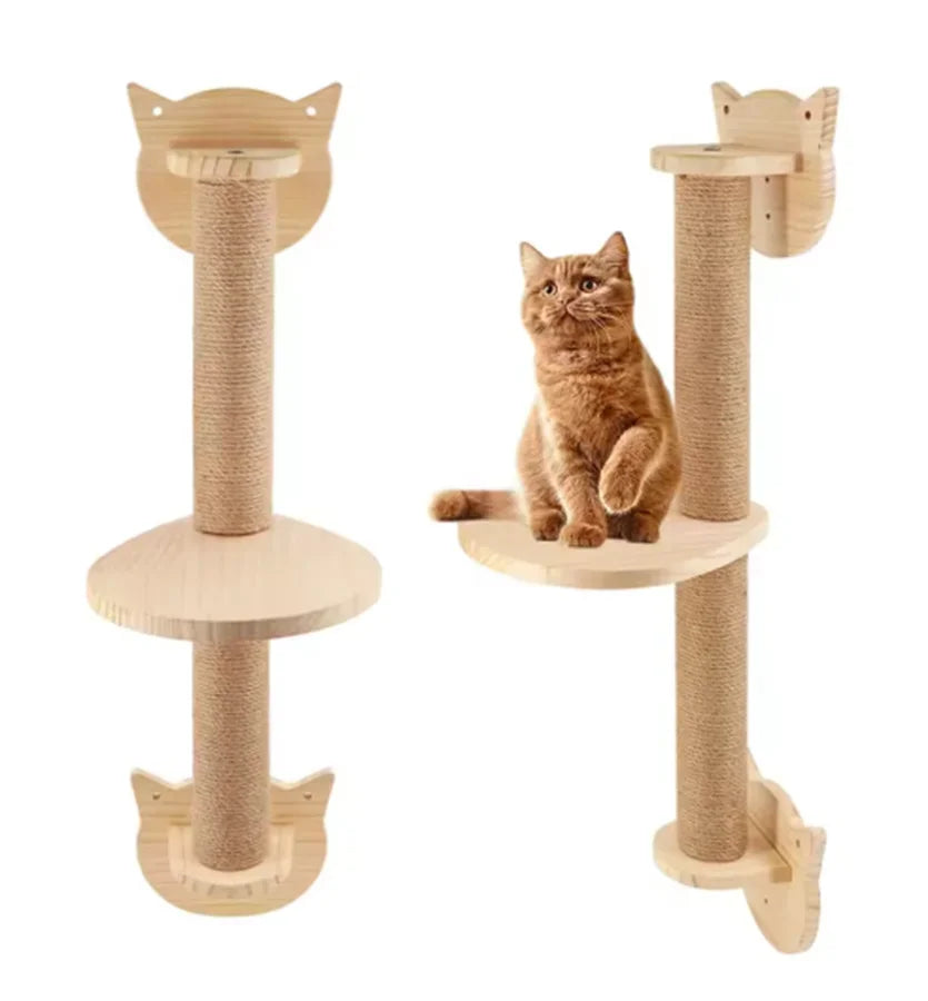 Árbol para gatos de madera de varias capas con postes y un rascador, con un gatito atigrado.