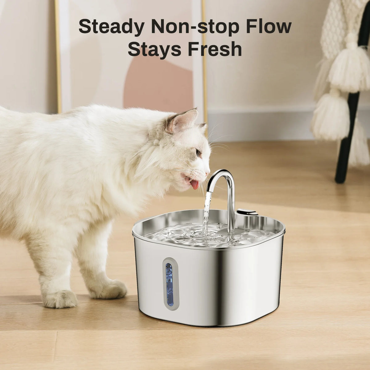 Fontaine à eau automatique argentée avec eau courante, près d'un chat blanc.