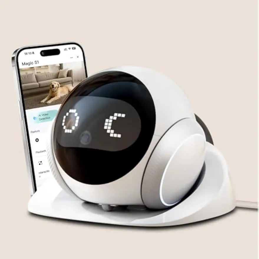Una cámara de robot mascota inteligente blanca junto a un smartphone mostrando una transmisión de video.