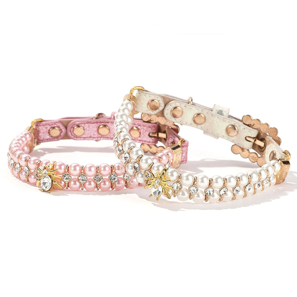 Collier avec motif chien et chat, perles roses et blanches et accents dorés.