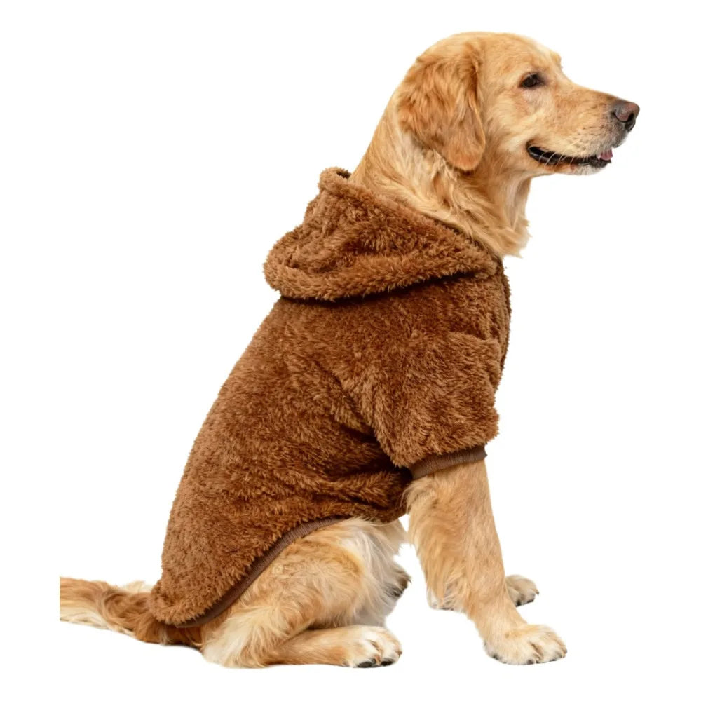 Ein golden Retriever trägt einen braunen, flauschigen Fleece-Wintermantel.