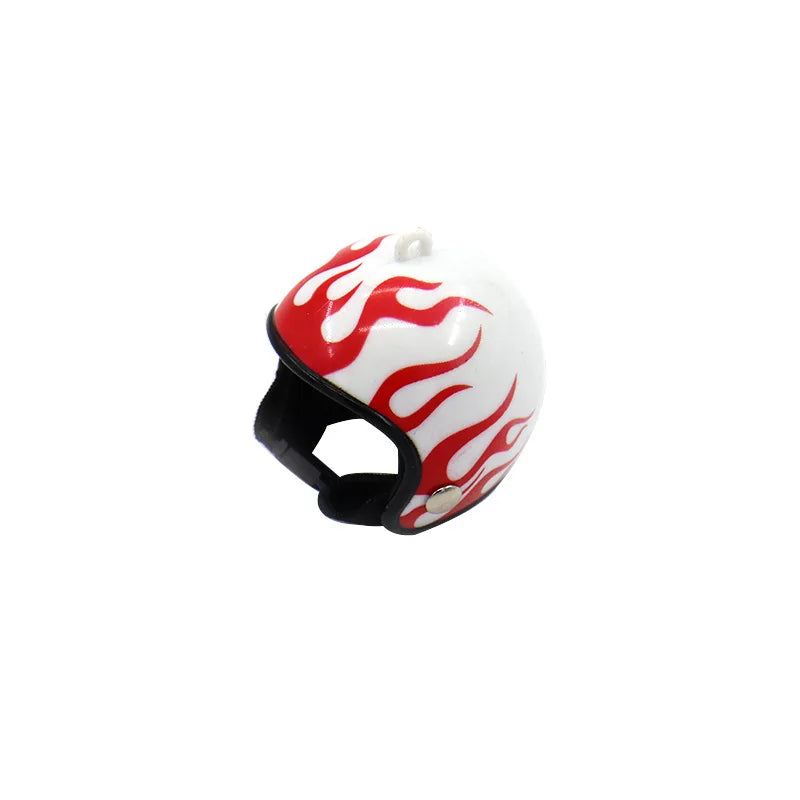 Weißer und roter Schutzhelm für Outdoor-Nutzung mit stilisiertem Drachenmuster.