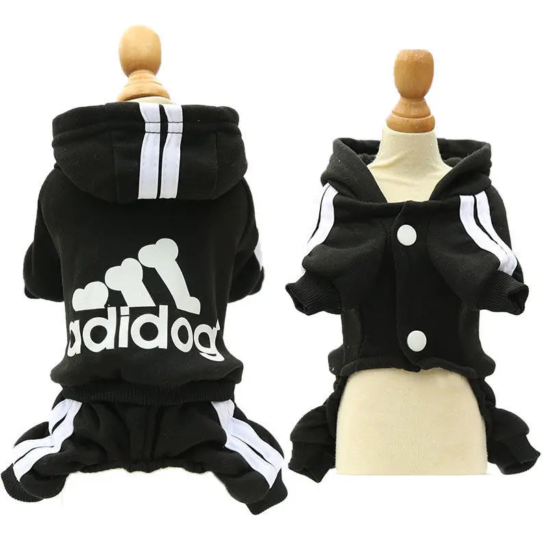 Schwarzer Adidas-Stil-Overall/Mantel für einen kleinen Hund auf einem Mannequin.