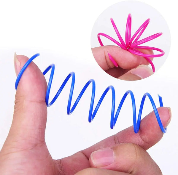 Eine Hand hält ein blaues und ein pinkes Springspielzeug, das die interaktive Natur der Katzen-Springspielzeuge zum Spielen d