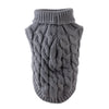 Pull gris tricoté pour petit chien, avec poignet côtelé et corps texturé.