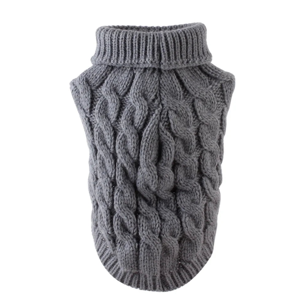 Pull gris tricoté pour petit chien, avec poignet côtelé et corps texturé.