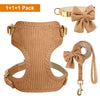 Beigefarbener gestrickter Hundekragen und Leine-Set in einer 1+1+1-Packung.