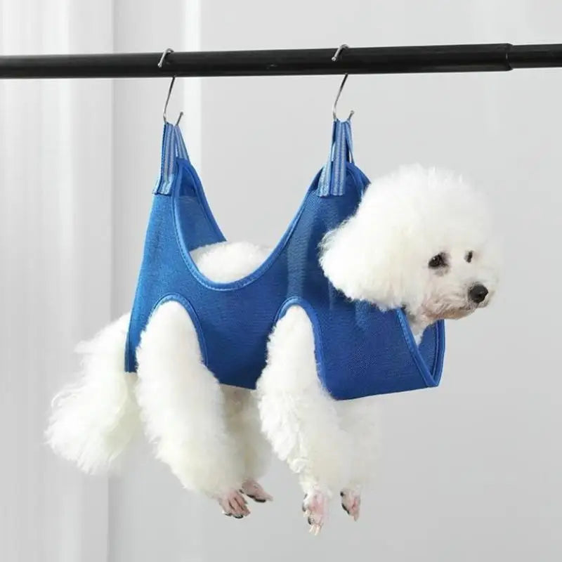 Ein weißer Pudel hängt an einem blauen Haustier-Grooming-Hängematte, die von einer Holzstange herabhängt.