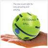 Une main tient un jouet balle Petsound vert vif.