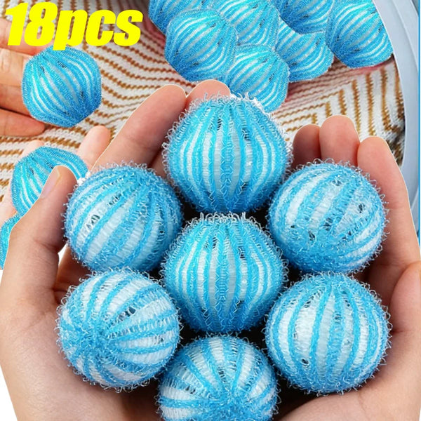 Una mano sostiene una pila de 18 quitapelusas azules y blancas reutilizables para la ropa.