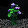 Plantes décoratives aquatiques artificielles avec des fleurs violettes et blanches sur des feuilles vertes sur un gravier fon