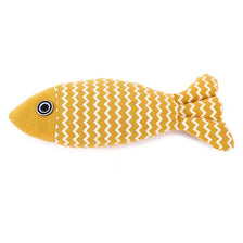 Jouet à mâcher pour chat jaune en forme de poisson avec motif en zigzag.