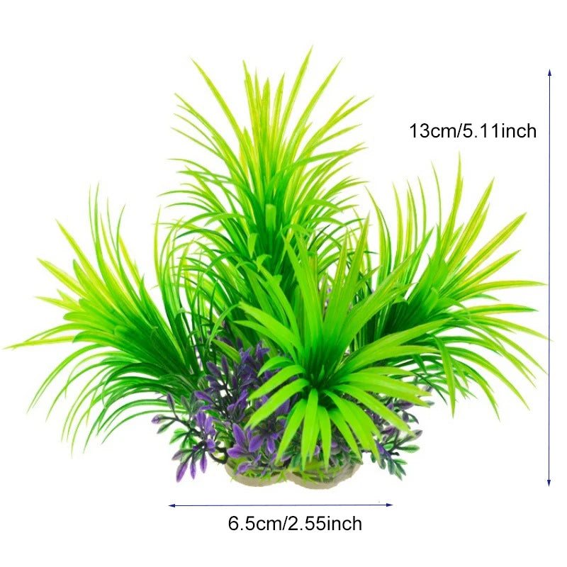 Une plante aquatique artificielle verte vibrante avec de longues feuilles fines et des accents violets.