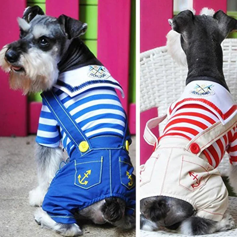 Un perro vistiendo un disfraz de mono de marinero a rayas azules y blancas.