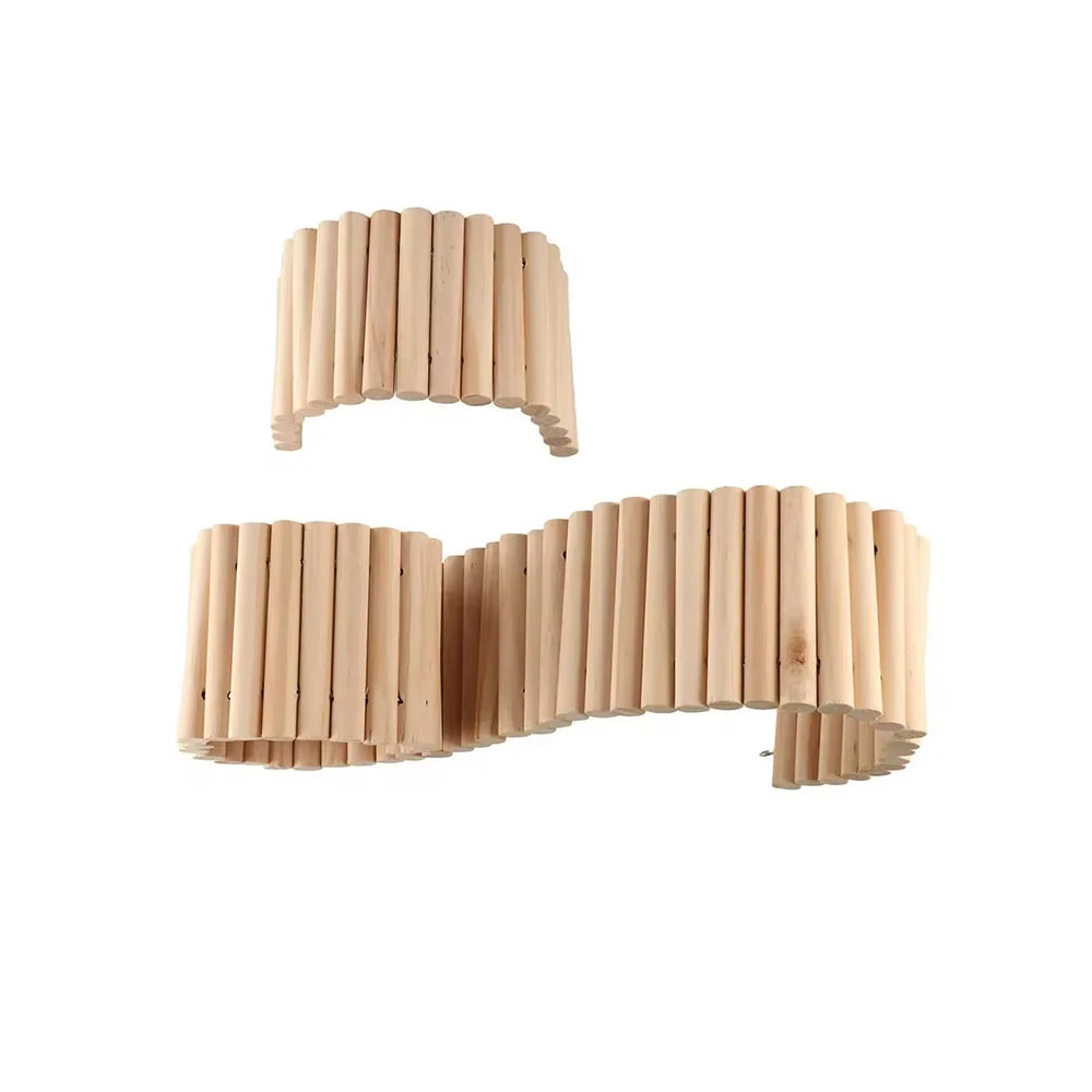 Section d'un pont en bois multi-tailles et d'une clôture d'escalade faite de lattes de bois clair.