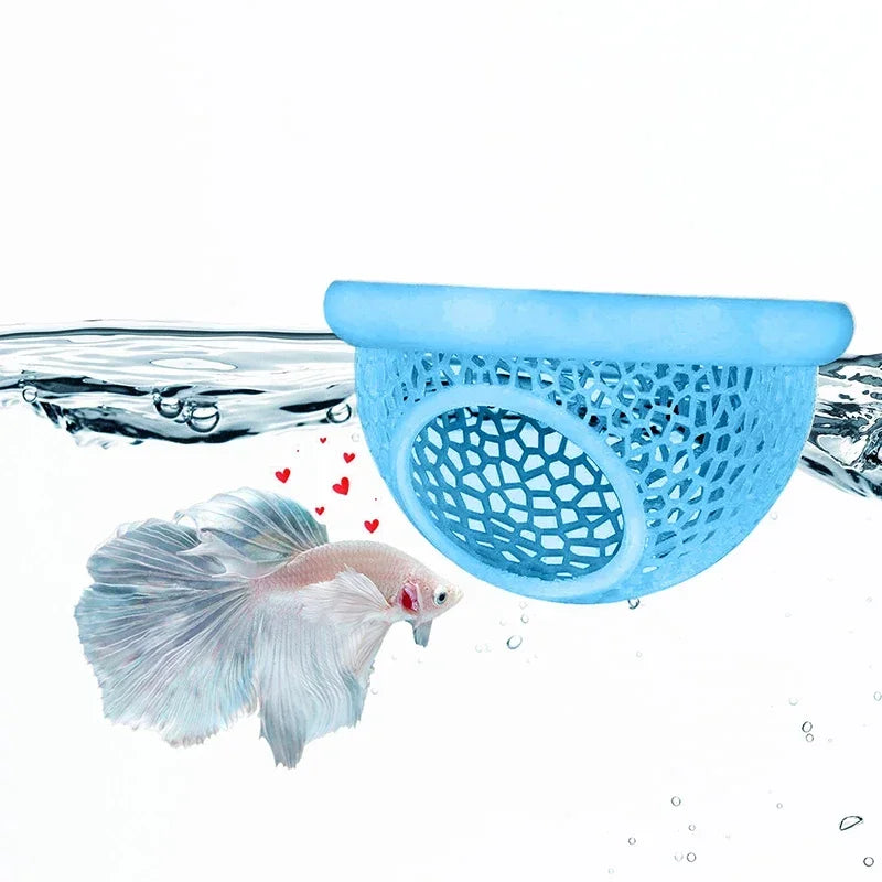 Blasse Akryl-Betta-Fisch-Versteck-Hängematte und Futterring, schwimmend im Wasser.