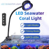 Schwarze LED-Meerkorallenbeleuchtung mit flexibler Arm und separater Steuereinheit, über einem Aquarium dargestellt.