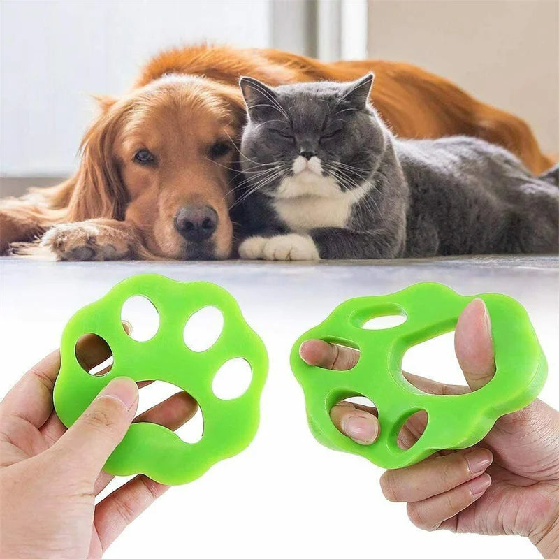 Eine Hand hält ein hellgrünes wiederverwendbares Tierhaarentfernungsgerät vor einem Hintergrund mit einer Katze und einem Hun
