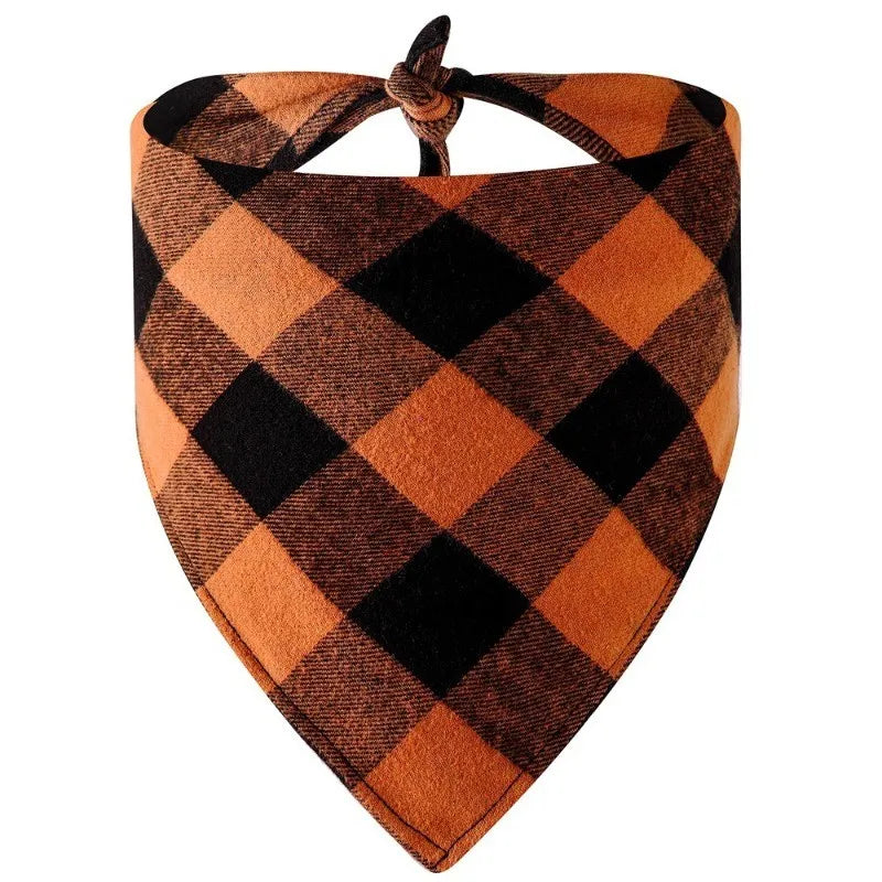 Pañuelo cuadrado con estampado de tartán naranja y negro y un nudo.