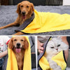 Une serviette de bain ultra-absorbante jaune utilisée pour un chien et un chat.
