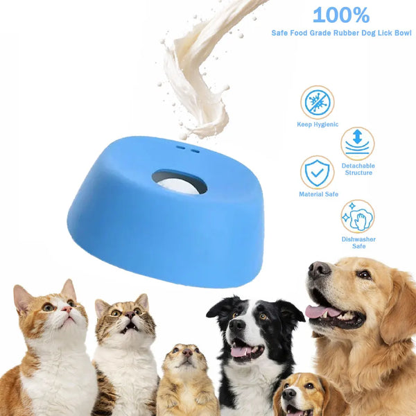 Un bol anti-étouffement bleu à nourrissage lent pour chien, regardé par plusieurs chiens.