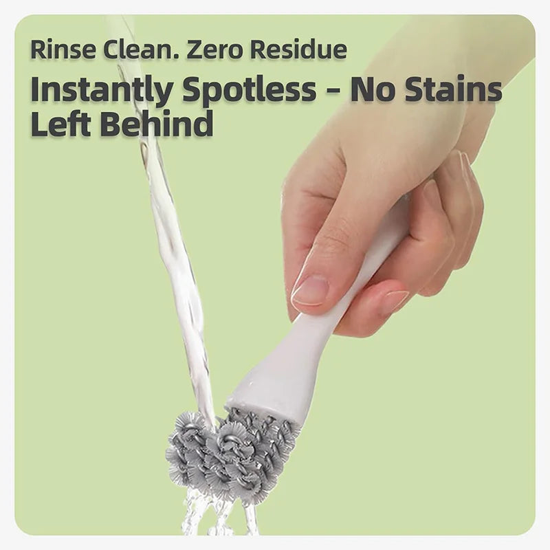 Une main utilise une brosse nettoyante blanche à tête duveteuse pour rincer et nettoyer une cage d'animal.