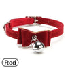 Collar para mascota de lazo de terciopelo rojo con dije de bola plateada.