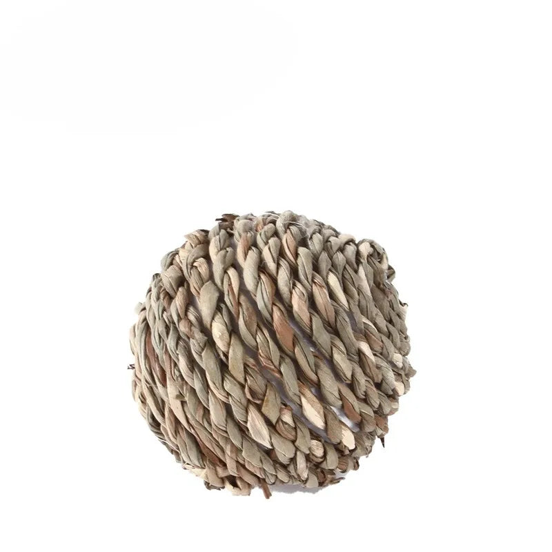 Jouet à mâcher sphérique fait à partir de matériau naturel tissé à la main.