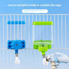 Distributeur d'eau automatique bleu pour oiseaux, installé dans une cage de fil avec une section supérieure verte visible.