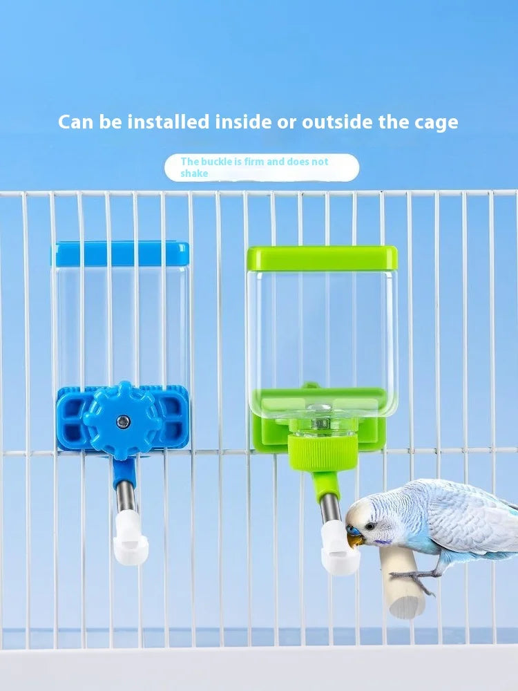 Distributeur d'eau automatique bleu pour oiseaux, installé dans une cage de fil avec une section supérieure verte visible.