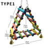 Loro de madera colgando en hamaca y juguetes de entrenamiento hechos de varillas de madera coloridas.