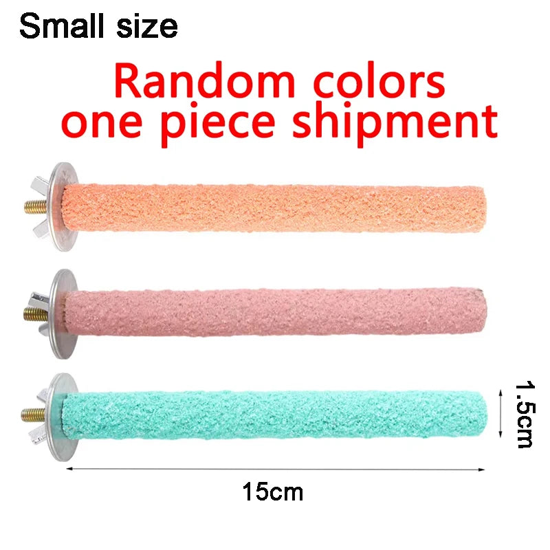 Tres juguetes de perchas para loros pequeños y peludos en colores naranja, rosa y turquesa mostrados uno al lado del otro.