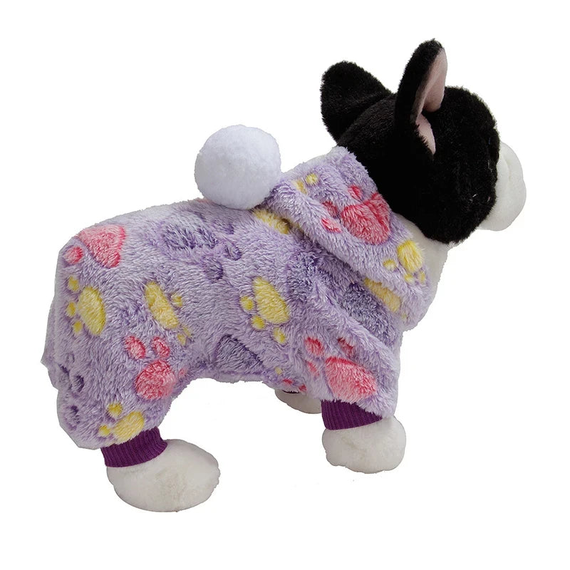 Un disfraz de perro de peluche hecho de tela de franela morada con estampados florales rosa y amarillo.