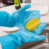 Eine Hand trägt leuchtend blaue Silikon-Pflegehandschuhe für Haustiere und reinigt ein gelbes Objekt in Edelstahl