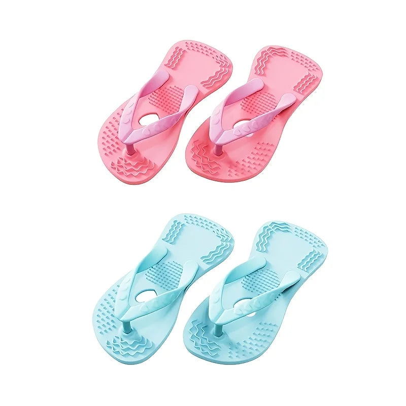 Ein Paar rosa und hellblaues herzförmiges Kau-Slipper für Welpen.