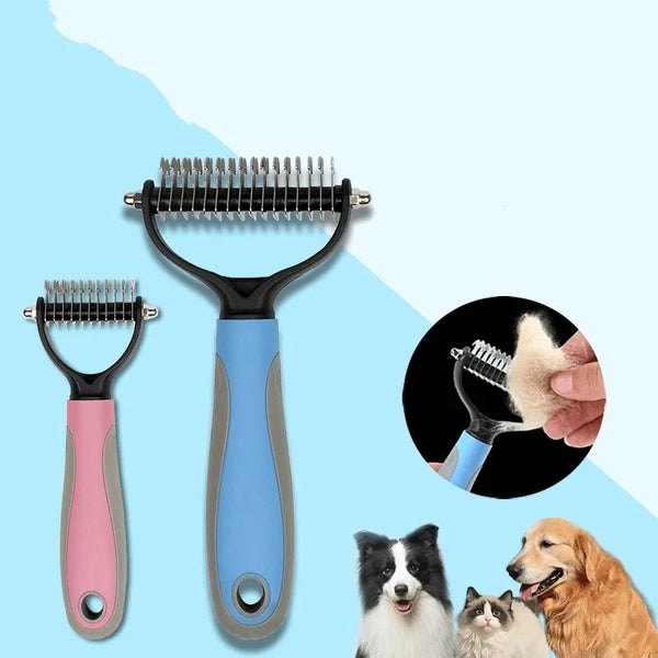 Un juego de peines para quitar el pelo de mascotas de acero inoxidable en rosa y azul, mostrados junto a varios perros.