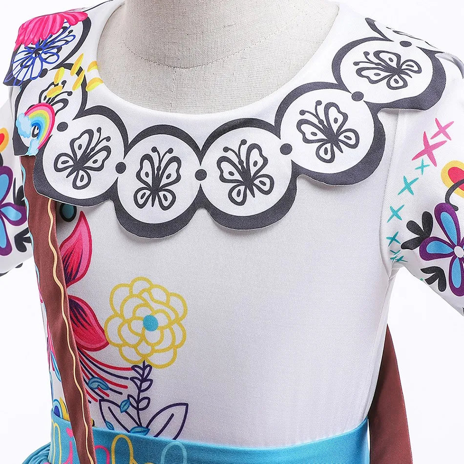 Weißes Prinzessinnenkleid mit schwarzer und farbenfroher Schmetterlingsstickerei am Ausschnitt und Oberteil.
