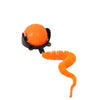 Orangefarbener, strukturierter Katzenball mit flexibler, orangefarbener, gewundener Schnur.