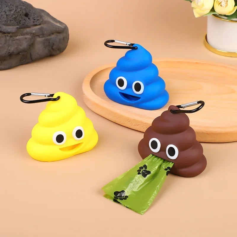 Dos dispensadores de bolsas para excrementos de perro de silicona en amarillo y azul sobre una superficie de madera.