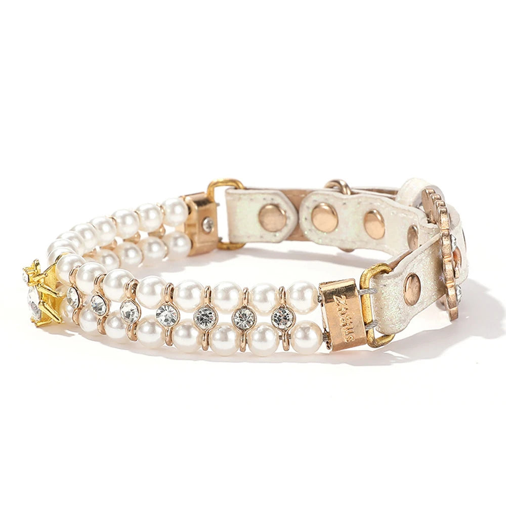 Un délicat collier de perles blanches et de petits diamants, fixé dans un col de cuir doré.