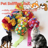Eine bunte Ansammlung von Spielbällen und -zügen für Haustiere mit einem Hund und einer Katze in der Nähe.