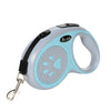 Laisse de chien en nylon bleu clair et gris rétractable avec poignée noire et attache métallique.