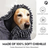 Gros plan sur une serviette en chenille grise enveloppée autour de la tête d'un chien, mettant en évidence sa texture douce e