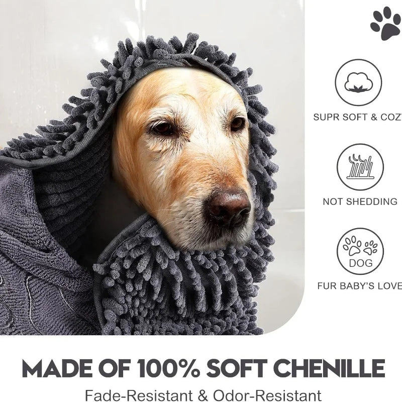 Gros plan sur une serviette en chenille grise enveloppée autour de la tête d'un chien, mettant en évidence sa texture douce e