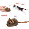 Flauschiger grauer Katzenmaus-Spielzeug neben einer Hand und einem gestreiften Kätzchen, das Katzenfangstimulation demonstrie