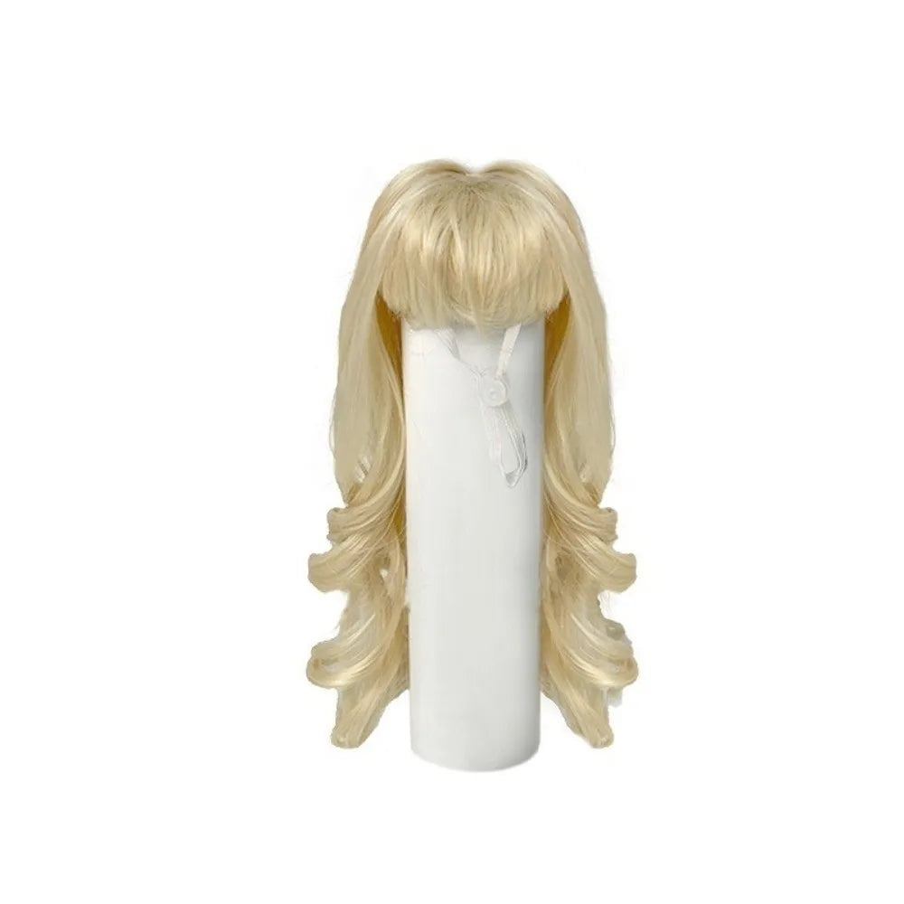 Blonde Perücke mit langen, gewellten Haaren neben einem weißen zylindrischen Objekt.