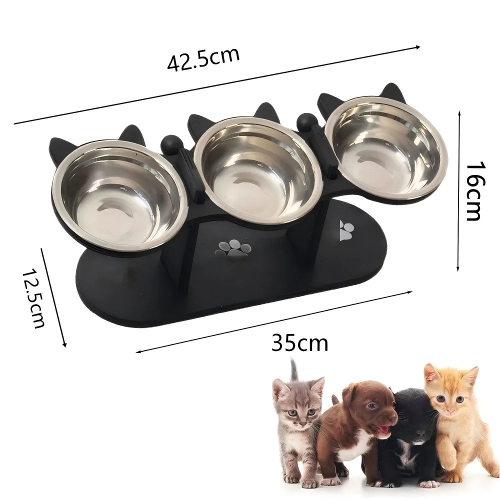 Schwarze, höhenverstellbare Katzenfutterschale mit drei Edelstahlschalen neben mehreren Katzen.