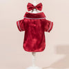 Parte superior de pijama para perro de satén rojo con ribete blanco y diadema con lazo a juego, exhibido en maniquí.