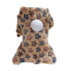 Ropa de franela para perros de invierno con tela estampada y parche circular blanco.